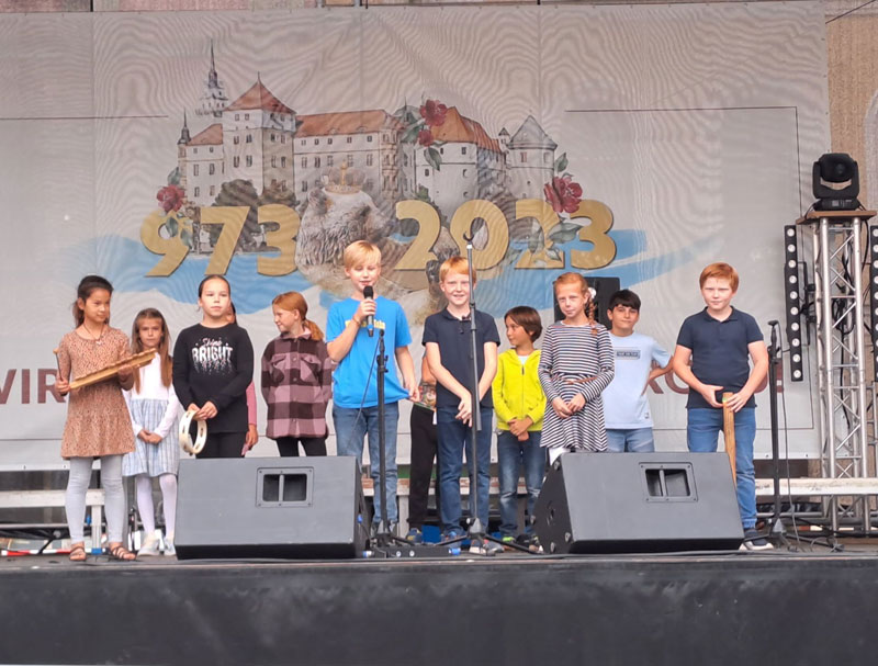 Schüler der GS Nordwest auf der Bühne zur 1050-Jahrfeier der Stadt Torgau